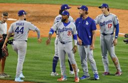 　２５日、レッドソックスに勝利し、タッチを交わすドジャース・大谷（右端）＝ボストン（共同）