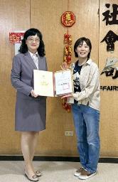 　台湾南部・台南市で市当局者から感謝状を受け取る吉田瑠美さん（右）＝２８日（野崎孝男・台湾行政院政務顧問提供、共同）