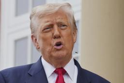 　２８日、英スコットランド・ターンベリーで記者団に話すトランプ米大統領（ＡＰ＝共同）