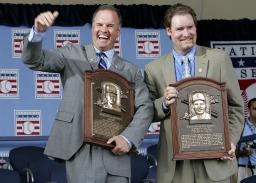 　２００５年７月、米野球殿堂入り式典で笑顔を見せるライン・サンドバーグ氏（左）とウエード・ボッグス氏＝ニューヨーク州クーパーズタウン（ＡＰ＝共同）