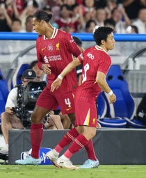 　横浜Ｍ―リバプール　後半、途中出場するリバプールの遠藤。左はファンダイク＝日産スタジアム