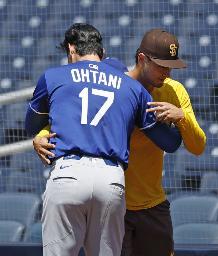 　パドレスのダルビッシュ（右）とあいさつするドジャース・大谷＝６月、サンディエゴ