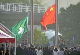 　掲揚される中国国旗（右）とマカオの旗＝２０２４年１２月、マカオ（共同）