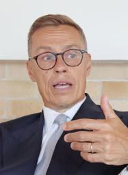 　共同通信の単独インタビューに答えるフィンランドのストゥブ大統領＝７月３１日、ヘルシンキ（共同）