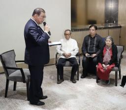 　フィリピン・マニラで、日系２世の竹井ホセさん（右から３人目）らと面会する石破首相＝４月（共同）