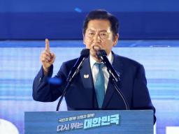 　韓国の革新系与党「共に民主党」の新代表に選出され、演説する鄭清来議員＝２日、ソウル近郊（聯合＝共同）