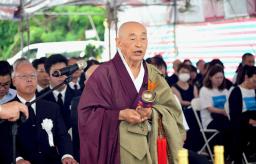 　３日、台湾南部・屏東県恒春で営まれた慰霊祭で読経する吉田宗利住職（共同）