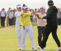 　通算１１アンダーで優勝を決め、西郷真央（左）、古江彩佳（右）らの祝福を受ける山下美夢有＝ロイヤルポースコールＧＣ（共同）