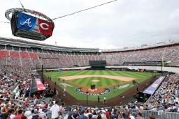 　テネシー州のブリストル・モータースピードウエーで行われた米大リーグのレッズ―ブレーブス戦＝３日（ゲッティ＝共同）