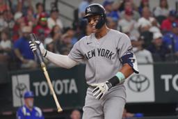 　レンジャーズ戦の四回、三振に終わり苦笑いを浮かべるヤンキースのアーロン・ジャッジ＝５日、アーリントン（ＡＰ＝共同）