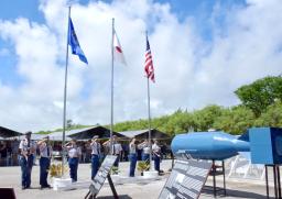　米自治領・北マリアナ諸島テニアン島で開かれた終戦８０年の記念式典。広島に投下された原爆の模型も展示されていた＝６日（共同）