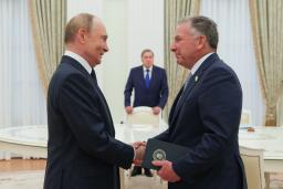 　６日、モスクワのクレムリンで握手するロシアのプーチン大統領（左）と米国のウィットコフ中東担当特使（ロシア大統領府提供・タス＝共同）