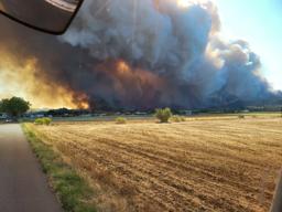 　フランス南部オード県で発生した大規模な山火事＝５日（フランス当局提供、ゲッティ＝共同）