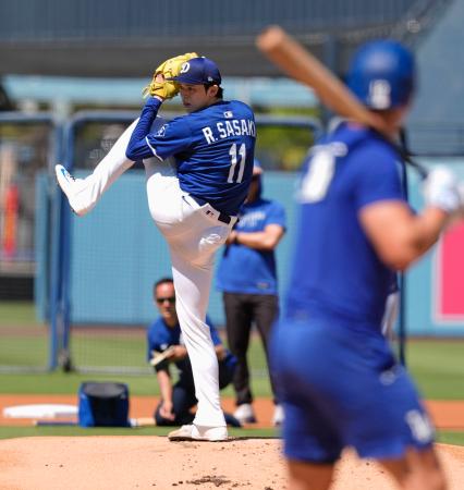 　実戦形式の練習に登板したドジャース・佐々木＝ロサンゼルス（共同）