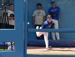 　ブルペンで投球練習するドジャース・山本＝ロサンゼルス（共同）