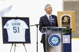 　マリナーズが行った背番号５１を永久欠番とする式典でスピーチするイチローさん＝９日、シアトル（ゲッティ＝共同）