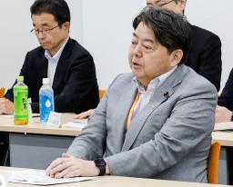 　東京電力の小早川智明社長らと意見交換する林官房長官＝１０日午後、福島第１原発