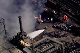 　爆発のあったＵＳスチールのコークス工場で消火に当たる消防士＝１１日、米ペンシルベニア州ピッツバーグ近郊（ロイター＝共同）