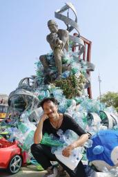 　プラスチック条約作りを議論する国連事務所前に設置されたオブジェとベンジャミン・ボン・ウォンさん＝１３日、ジュネーブ（共同）