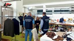 　労働者を搾取していた疑いのある会社を調査するイタリアの警察当局者ら（警察軍提供・共同）
