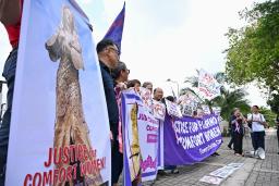 　日本政府に対し元慰安婦らへの謝罪を求める集会に参加する人たち＝１４日、フィリピンの首都マニラ（共同）