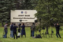 　米ロ首脳会談が開かれるエルメンドルフ・リチャードソン米軍基地前に集まる報道陣＝１４日、アンカレジ（ＡＰ＝共同）