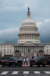　米ワシントンの議会前に駐車された移民・税関捜査局（ＩＣＥ）の車両＝１３日（ゲッティ＝共同）