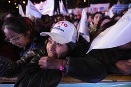 　ボリビア大統領選の右派候補ホルヘ・キロガ元大統領の集会に出席する支持者＝１３日、ラパス（ＡＰ＝共同）