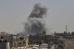 　１５日、パレスチナ自治区ガザ南部ハンユニスで、イスラエル軍の空爆後に上がる煙（ＡＰ＝共同）