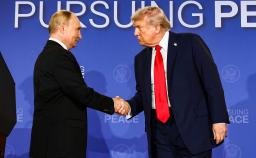　共同記者発表後、握手するロシアのプーチン大統領（左）とトランプ米大統領＝１５日、米アラスカ州アンカレジ（ロイター＝共同）