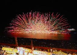 　三重県熊野市の七里御浜で開かれた「熊野大花火大会」＝１７日夜