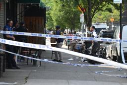 　１７日、米ニューヨーク市南部ブルックリンの銃撃事件現場で活動する捜査員ら（ゲッティ＝共同）