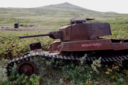 　千島列島北東端のシュムシュ島に残された旧日本軍の戦車＝２０１５年９月（タス＝共同）