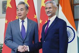　１８日、会談した中国の王毅外相（左）とインドのジャイシャンカル外相＝ニューデリー（インド外務省提供・ＡＰ＝共同）