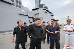 　初めて建造された５千トン級多目的駆逐艦を視察する北朝鮮の金正恩朝鮮労働党総書記（手前中央）＝１８日（朝鮮中央通信＝共同）
