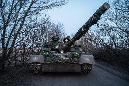 　ウクライナ東部ドネツク州で戦闘に備えるウクライナ軍の戦車と兵士＝２０２４年３月（ゲッティ＝共同）