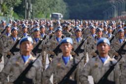 　抗日戦争勝利８０周年記念の軍事パレードに向けて訓練を行う中国軍兵士＝２０日、北京（共同）