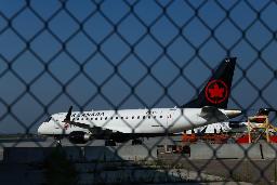　カナダ・トロントのピアソン国際空港に駐機するエア・カナダ機＝１４日（ゲッティ＝共同）