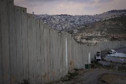 　イスラエルが建設した分離壁＝２月、ヨルダン川西岸アブディス