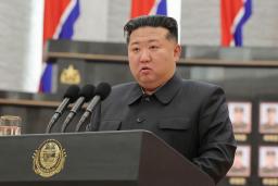 　朝鮮人民軍の海外作戦部隊の武勲をたたえる表彰式で演説する北朝鮮の金正恩朝鮮労働党総書記＝平壌（朝鮮中央通信＝共同）