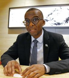　インタビューに答えるボツワナのハオラテ副大統領