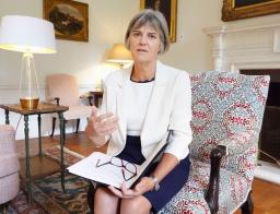 　インタビューに答える英国のジュリア・ロングボトム駐日大使＝２２日