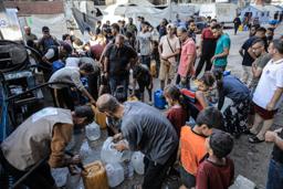 　ガザ地区の給水所に集まる人々＝２５日（ゲッティ＝共同）