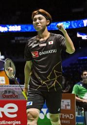 　男子シングルス１回戦でスリランカ選手に勝利した奈良岡功大＝パリ（共同）
