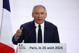 　記者会見するフランスのバイル首相＝２５日、パリ（ロイター＝共同）
