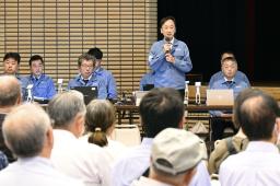　泊原発の再稼働に向けた安全対策について、住民に説明する北海道電力の担当者＝２６日午後、北海道泊村