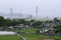 　九州電力玄海原発（奥）が立地する佐賀県玄海町＝６月