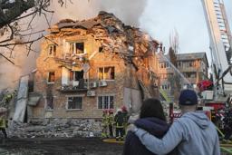 　ロシア軍の攻撃により破壊された建物で活動する消防関係者＝２８日、ウクライナの首都キーウ（ＡＰ＝共同）