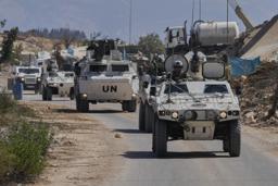 　レバノン南部の村で、イスラエルとの国境を警戒巡視する国連レバノン暫定軍（ＵＮＩＦＩＬ）の車両＝２０日（ＡＰ＝共同）