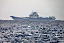 　台湾周辺を航行する中国軍の空母「山東」＝３月３１日（台湾国防部提供・共同）